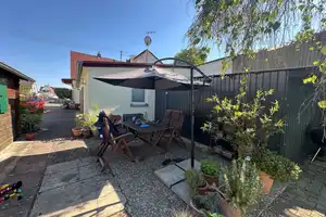 Renovierte kl. Doppelhaushälfte mit großem, gepflegtem Garten, Garage und Gartenhaus! – Kirschenweg 0, 86169 Augsburg – Vorschaubild 1