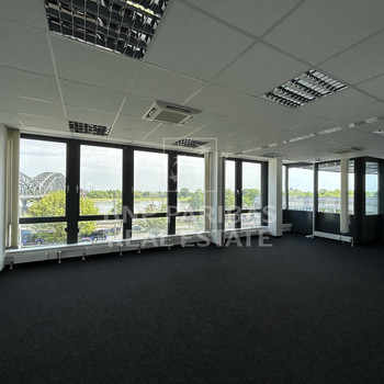 Repräsentativer Glasbau in erstklassiger Rheinlage