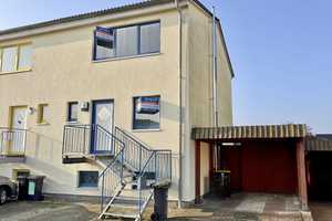 HORN IMMOBILIEN ++ Neubrandenburg Brodaer Höhe, renoviertes Reihenendhaus mit Keller und Carport – Neubrandenburg – Vorschaubild 2