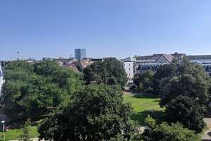 Provisionsfrei* Schillerplatz: DG, Aufzug, Terrasse und TG-Stellplatz im Herzen der Stadt