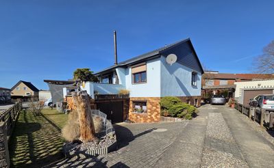 Freistehendes Einfamilienhaus mit Keller, 5 Zimmer, 2 Garagen, Werkstatt und 2 Carports