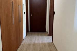 N`hausen (ruhig, Nähe Ortsmitte): Freie 3,5-Zi.-ETW (EG) mit großem Balkon und KFZ-Stellplatz! – Kreuzweg 2c, 65527 Niedernhausen – Vorschaubild 3