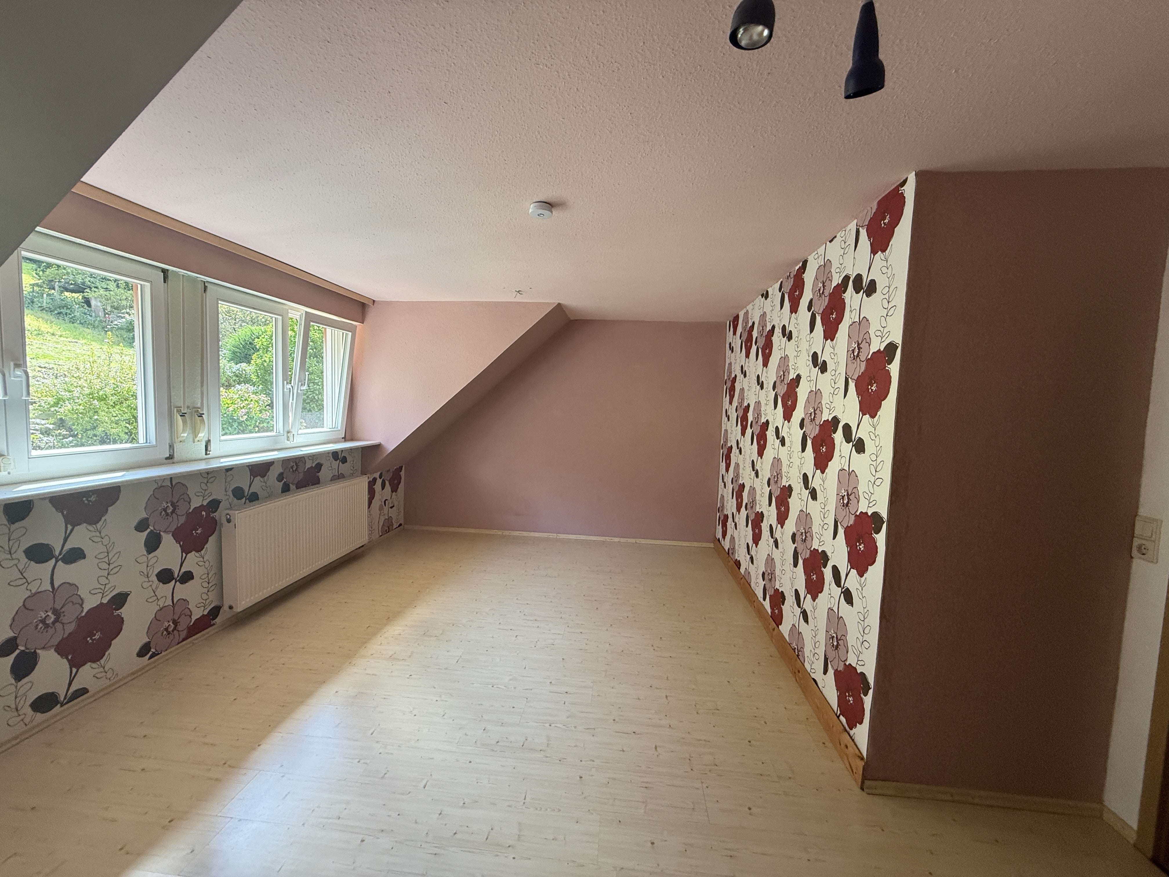 Immobilie in Hausach - Ein Zuhause zum Wohlfühlen – helles Reihenhaus mit Kachelofen, Balkon und lichtdurchflutetem Studio  - Bild 0