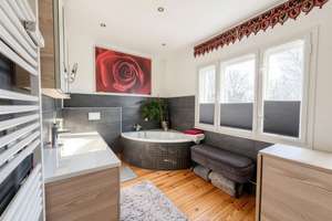 Helle 2-Zimmer-Wohnung, Wohnküche, Westbalkon, oberste Etage, Garage, ca. 65 m², Bad Wanne/Dusche