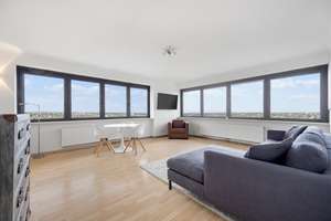 Skylineblick aus der 21. Etage, urbanes Living über den Dächern Hamburgs – Die vollständige Adresse der Immobilie erhältst du vom Anbieter., 22083 Barmbek-Süd, Hamburg – Vorschaubild 4