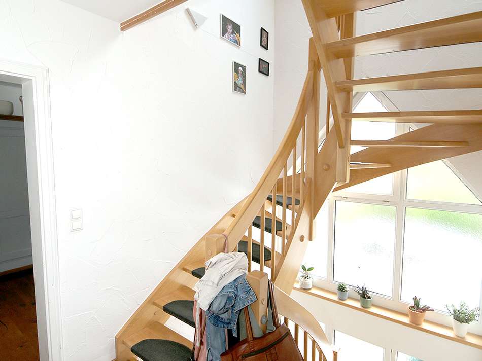 Flur mit Treppe zum OG