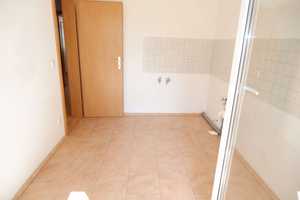 Küche mit Zugang zum Balkon - Laminat - Wanne - frei ab 1.4.25 – Mosenstraße 5, 9130 Chemnitz – Vorschaubild 3