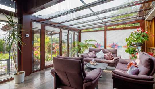 Bild von Luxus-Bungalow mit imposanten Wintergarten, zwei EBK und großzügigem Garten in Villengegend