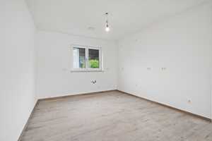 KfW-QNG Neubau! Kurzfristig bezugsfertiges Einfamilienhaus inkl. Carport und Stellplatz – Biberach (Kreis) – Vorschaubild 5