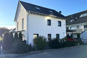 Neuwertiges Einfamilienhaus mit traumhaftem Garten – Die vollständige Adresse der Immobilie erhältst du vom Anbieter., 86480 Aletshausen – Vorschaubild 2