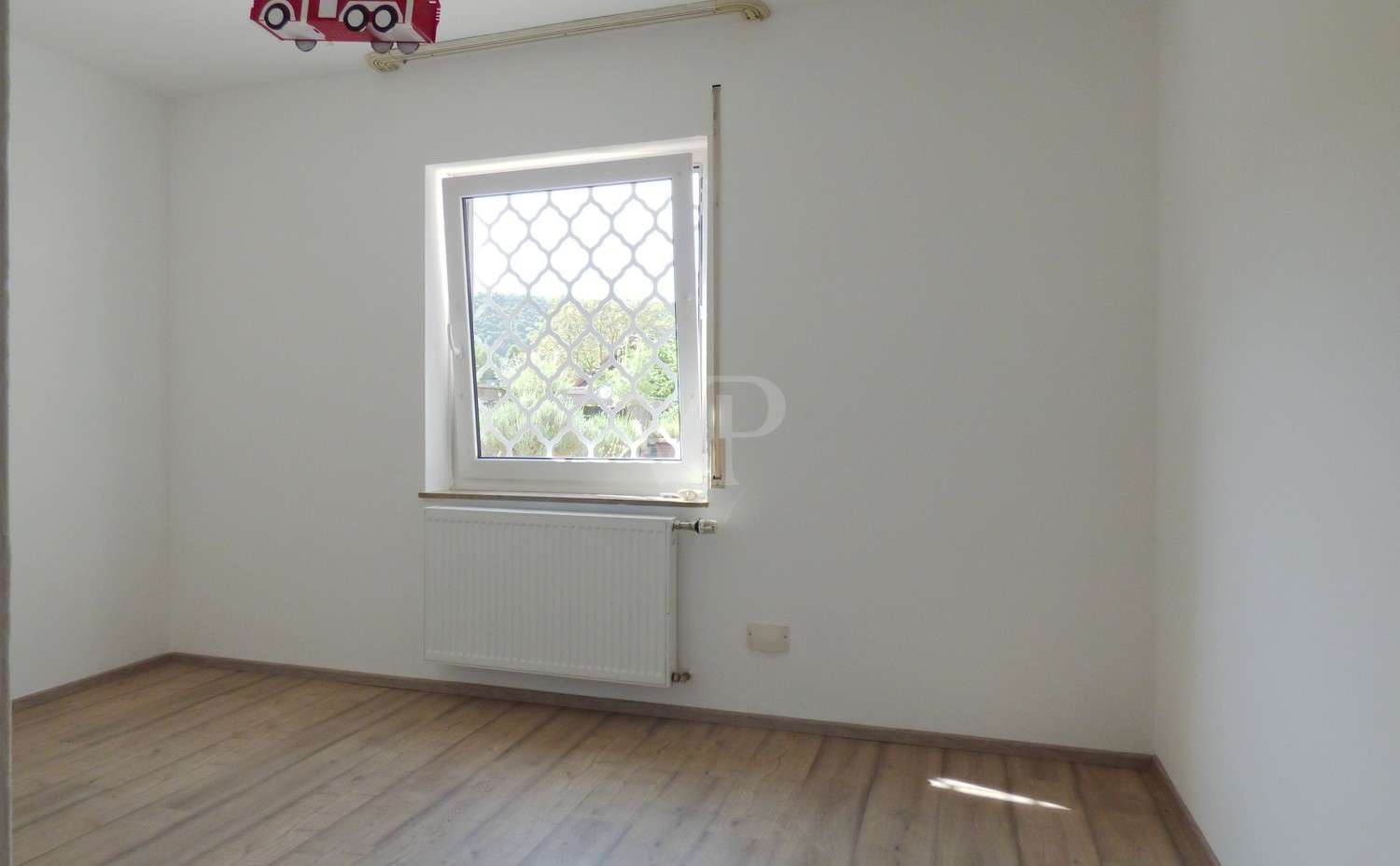 Immobilie in Kinding - Preisreduzierung:
Wohnraum satt!
Einfamilienhaus, Dachgeschosswohnung, angeschlossener Gasthof mit - Bild 3