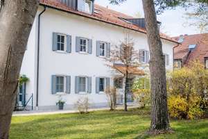 Kreative Dachgeschosswohnung mit Balkon – ruhig und zentral in München-Daglfing