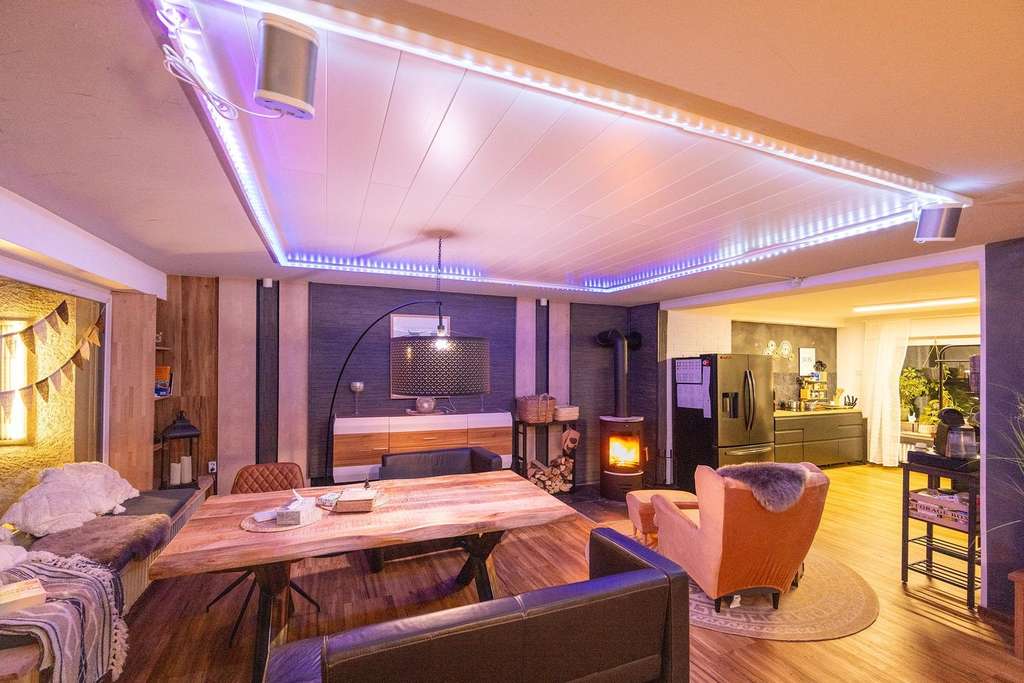 Immobilie in Fröndenberg/Ruhr - Chic und praktisch: Bungalow mit befahrbarem Keller + 2  Büros/Wohnungen - Bild 1