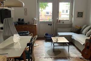 Liebevoll sanierte Altbauwohnung mit 2 Balkonen in renoviertem Altbau!