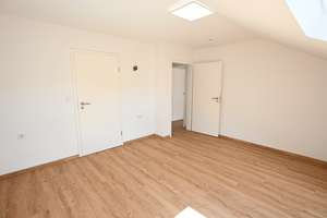 Helle 3-Zimmer-Dachgeschosswohnung mit Weinbergblick in Würzburg-Heidingsfeld – Die vollständige Adresse der Immobilie erhältst du vom Anbieter., 97084 Heidingsfeld, Würzburg – Vorschaubild 8
