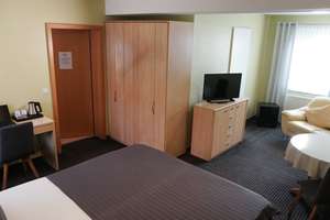 Anwesen mit Pension, 2 Wohnhäusern, Weinkeller, Pool & Sauna bei Zwenkauer See – Die vollständige Adresse der Immobilie erhältst du vom Anbieter., 4539 Groitzsch – Vorschaubild 45
