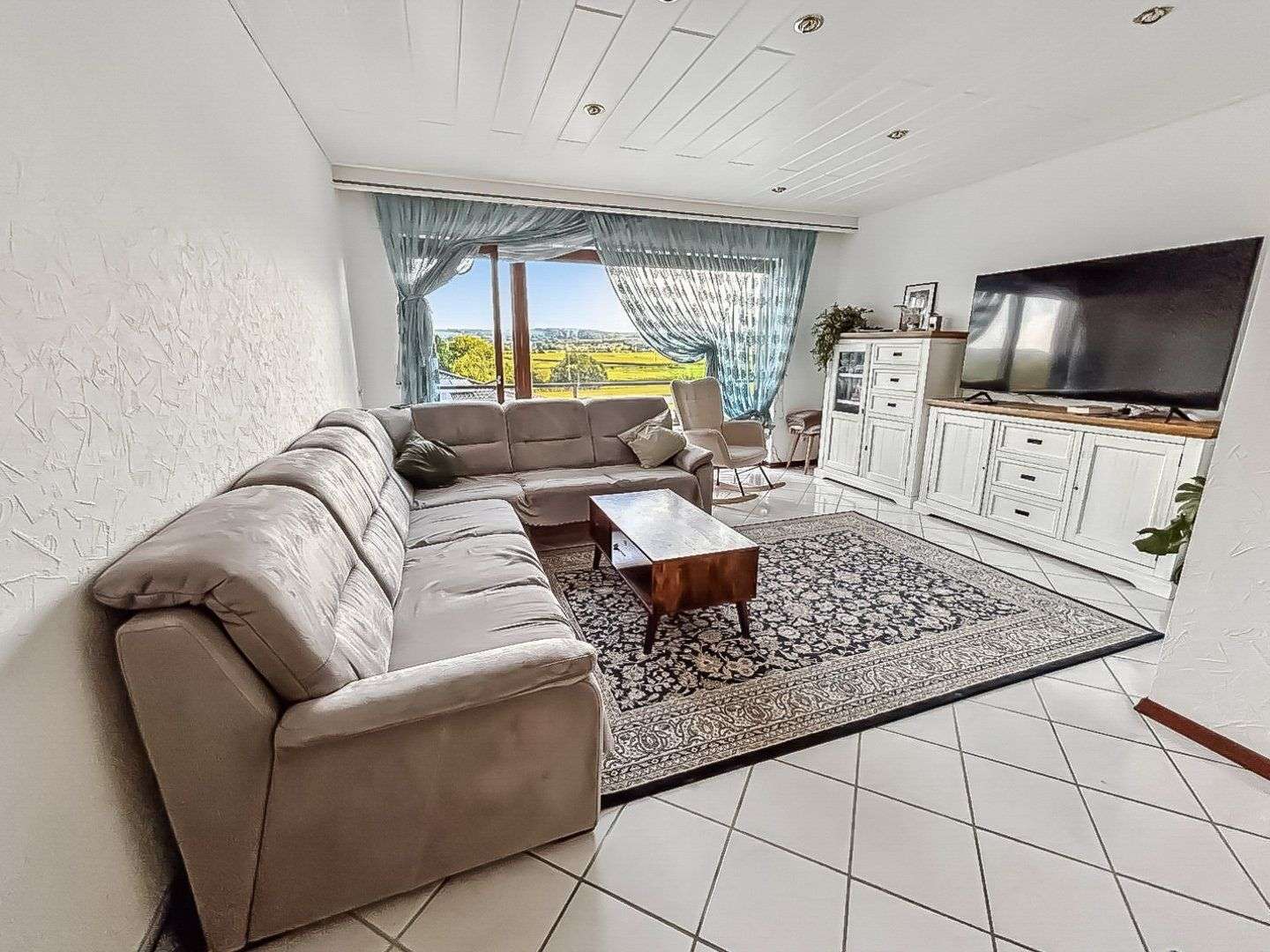 Immobilie in Fronhausen - Schönes, lichtdurchflutetes Einfamilienhaus mit Einliegerwohnung und Garten in Fronhausen - Bild 1