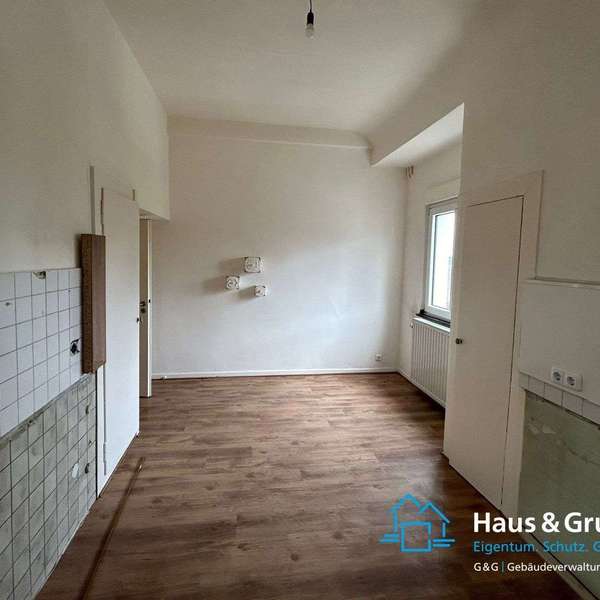 *** sehr schöne und große Altbau-3 Zimmer-Wohnung mit Balkon und Garage, Soers ***