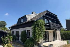 Zweifamilienhaus mit zwei Wohneinheiten, Garten in Golfplatznähe