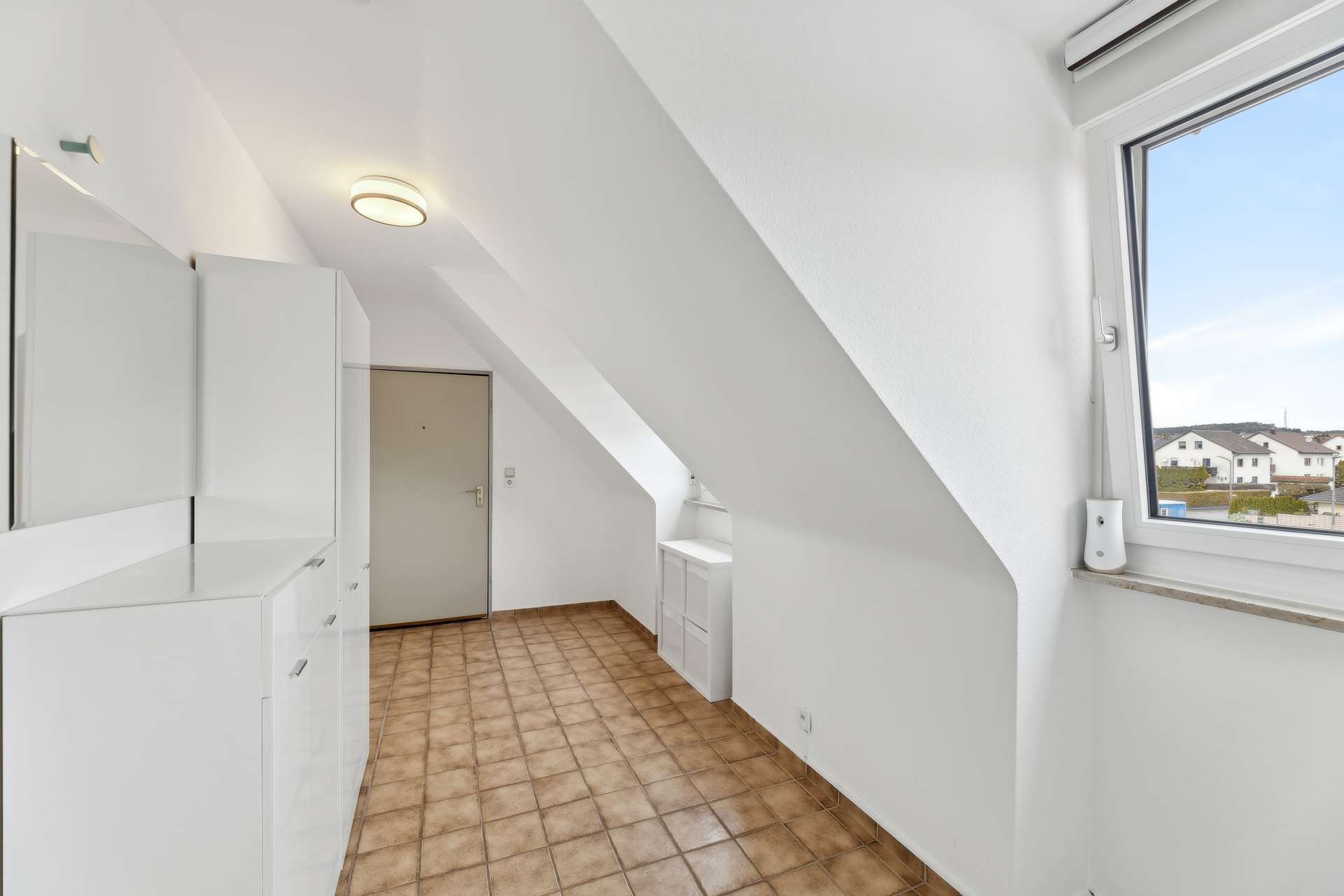 Immobilie in Röttenbach - Schicke 4-Zimmer Maisonette-Wohnung (2. OG u. DG) in Ortsrandlage von Röttenbach! - Bild 1