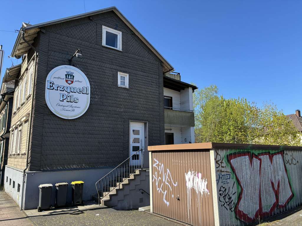 Immobilie in Siegen - Renovierungsbedürftiges Haus in Innenstadtlage mit Garage, Stellplatz und 2 großen Terrassen - Bild 3