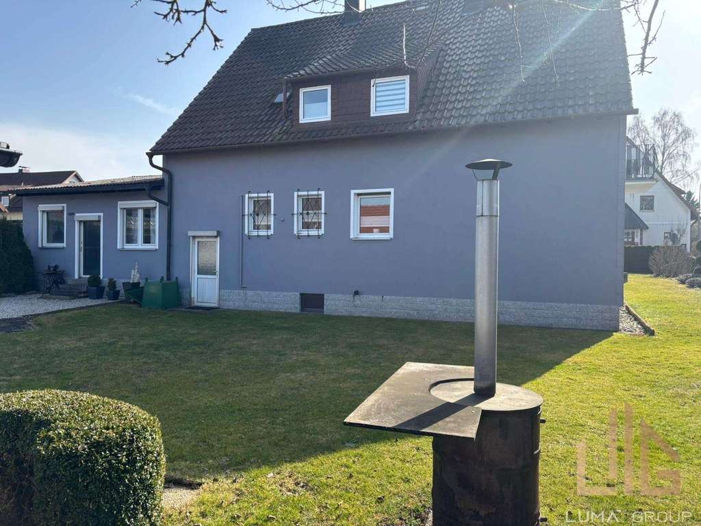 Immobilie in Vohenstrauß - „Gepflegtes Zweifamilienhaus in Vohenstrauß: 2 Wohneinheiten+ Ausbaupotential, Garage & Traumgarten“ - Bild 3