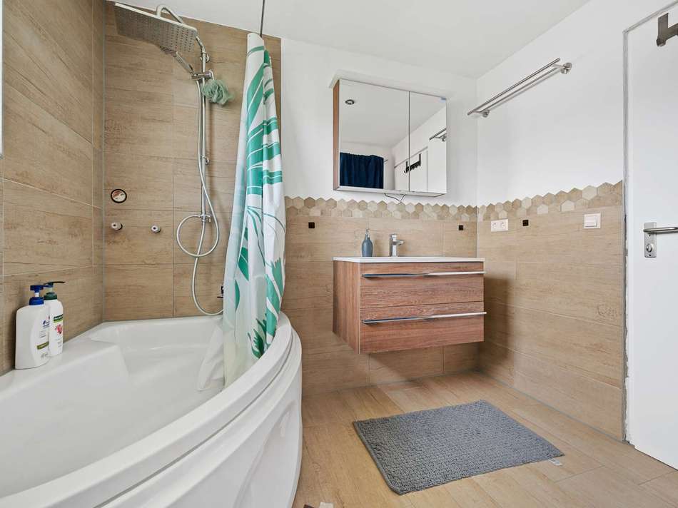 Bad mit Eckbadewanne