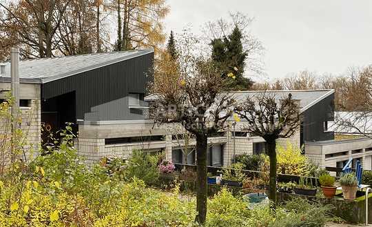 Zeitlose Architektur in KA-Bergwald: vielseitiges, einzigartiges Reihenhaus für Paare & Familien