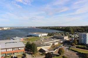 Helle und gepflegte Eigentumswohnung im 11. Stock mit Panoramablick aufs Wasser