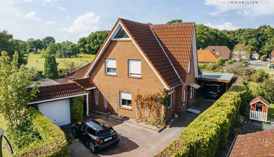 Bild von **Wohnen im Grünen: Gepflegtes Einfamilienhaus mit Garten, Terrasse und Platz für die Familie**