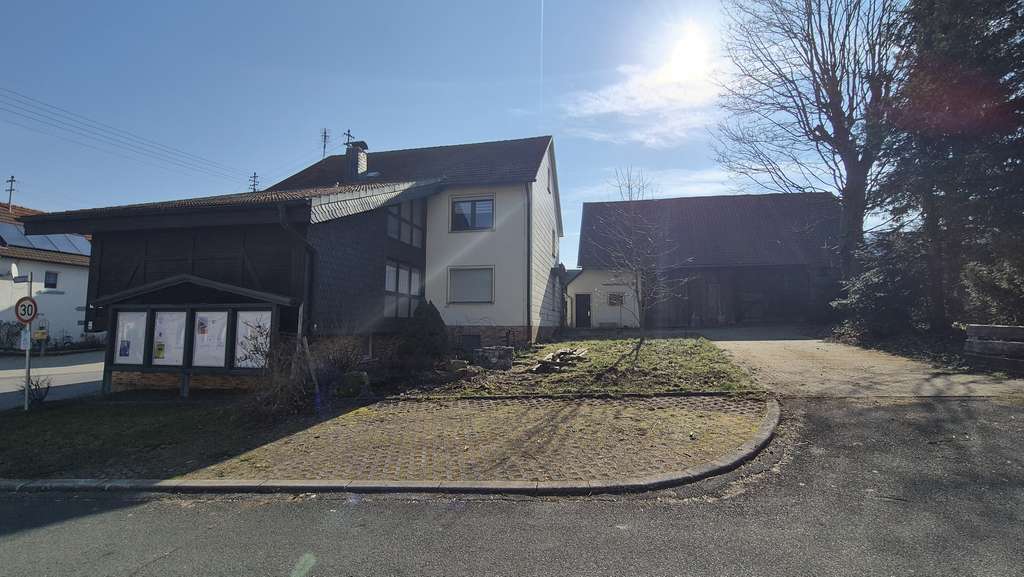 Immobilie in Marktrodach - Großzügiges Wohnhaus mit großer Scheune, Garagen und Garten - Bild 4