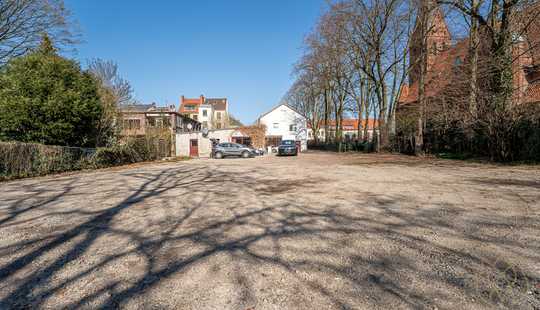 Bild von Wohnhaus und Gastrogebäude auf einem großen Grundstück!