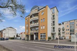Gemütliches Apartment mit Balkon nahe Römerbrücke. Über 4 % Rendite; Paketkauf möglich.