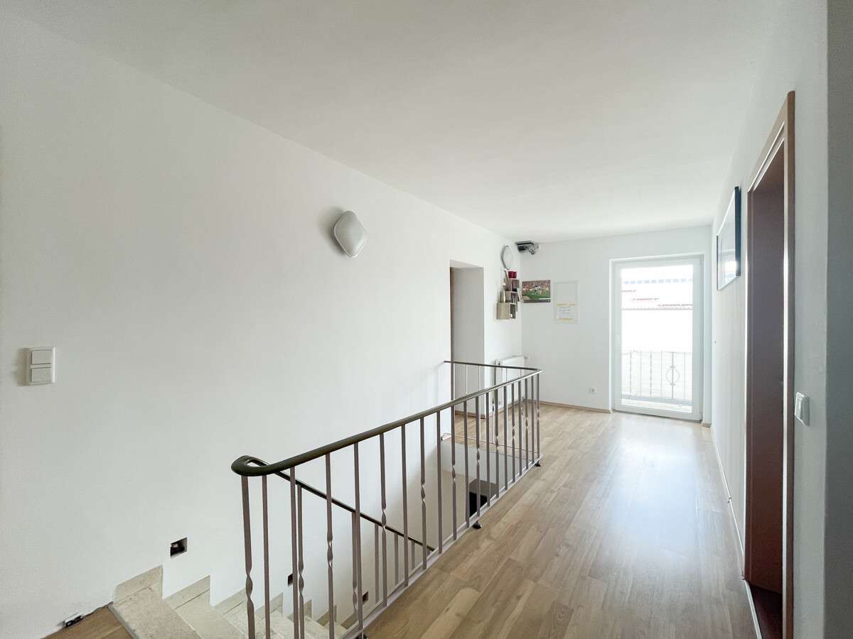 Immobilie in Aiterhofen - Viel Platz, klare Struktur – renditestarkes Mehrfamilienhaus in Aiterhofen - Bild 0