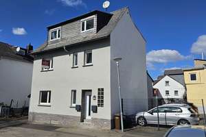 Zweifamilienhaus mit großem Potenzial für Eigennutzer und Kapitalanleger