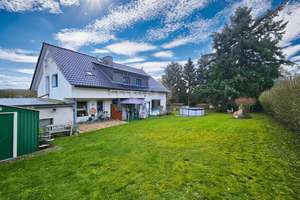 Rarität am Ortsrand: Traumhafte Aussicht, Feld- und Waldrandlage, großer Garten, Doppelgarage – Die vollständige Adresse der Immobilie erhältst du vom Anbieter., 61276 Weilrod – Vorschaubild 2