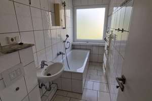Vollständig renovierte Wohnung mit vier Zimmern und Balkon in Krefeld – Die vollständige Adresse der Immobilie erhältst du vom Anbieter., 47803 Benrad-Nord, Krefeld – Vorschaubild 2