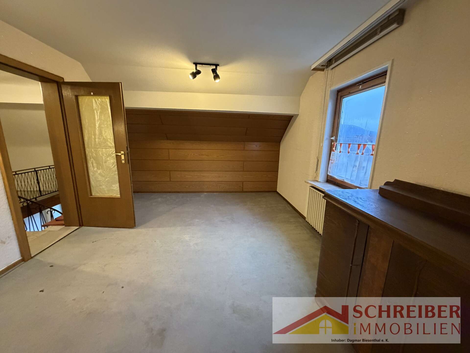 Immobilie in Biedenkopf - Großes Ein- / Zweifamilienhaus mit 3 Garagen in Biedenkopf - Wallau zu verkaufen - Bild 2