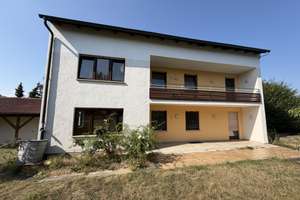 Großzügiges Zweifamilienhaus auf 1.113 m² Grundstück in Regensburg-Leoprechting