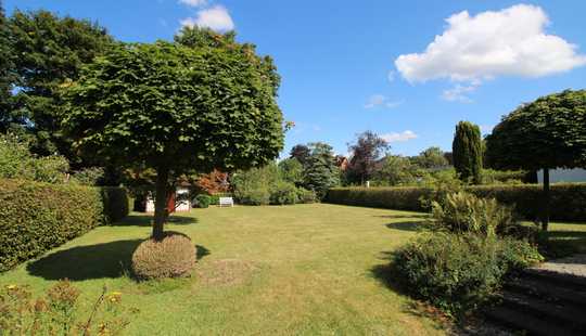 Bild von Einfamilienhaus mit Einliegerwohnung auf großem Gartengrundstück in Wellingsbüttler Bestlage