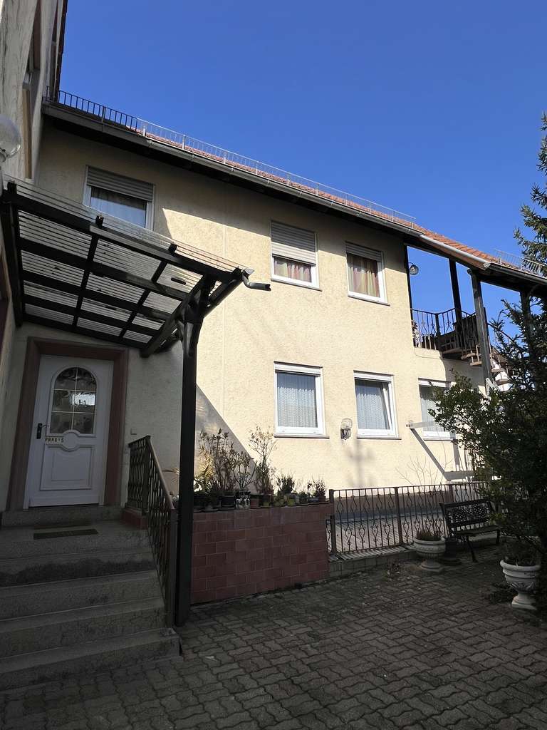 Immobilie in Lingenfeld - Geräumiges Einfamilienhaus mit vielen Nutzungsmöglichkeiten - ideal  für 2 Generationen in Top Lage! - Bild 1