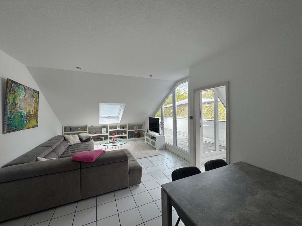 Individuelle, lichtdurchflutete 3 Zimmer DG-Maisonette-Wohnung in zentraler, ruhiger Lage in Hofheim
