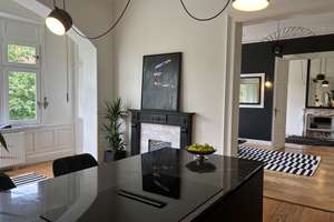 Marvellous apartment in old town-house, convenient floor plan, 3 parking spots incl. garage/carport