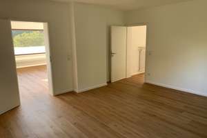  Große 4-Zimmer Wohnung mit Blicklage, großem Balkon und Wintergarten