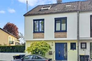 Großzügiges Reiheneckhaus mit eingewachsenem Garten in Neusäß