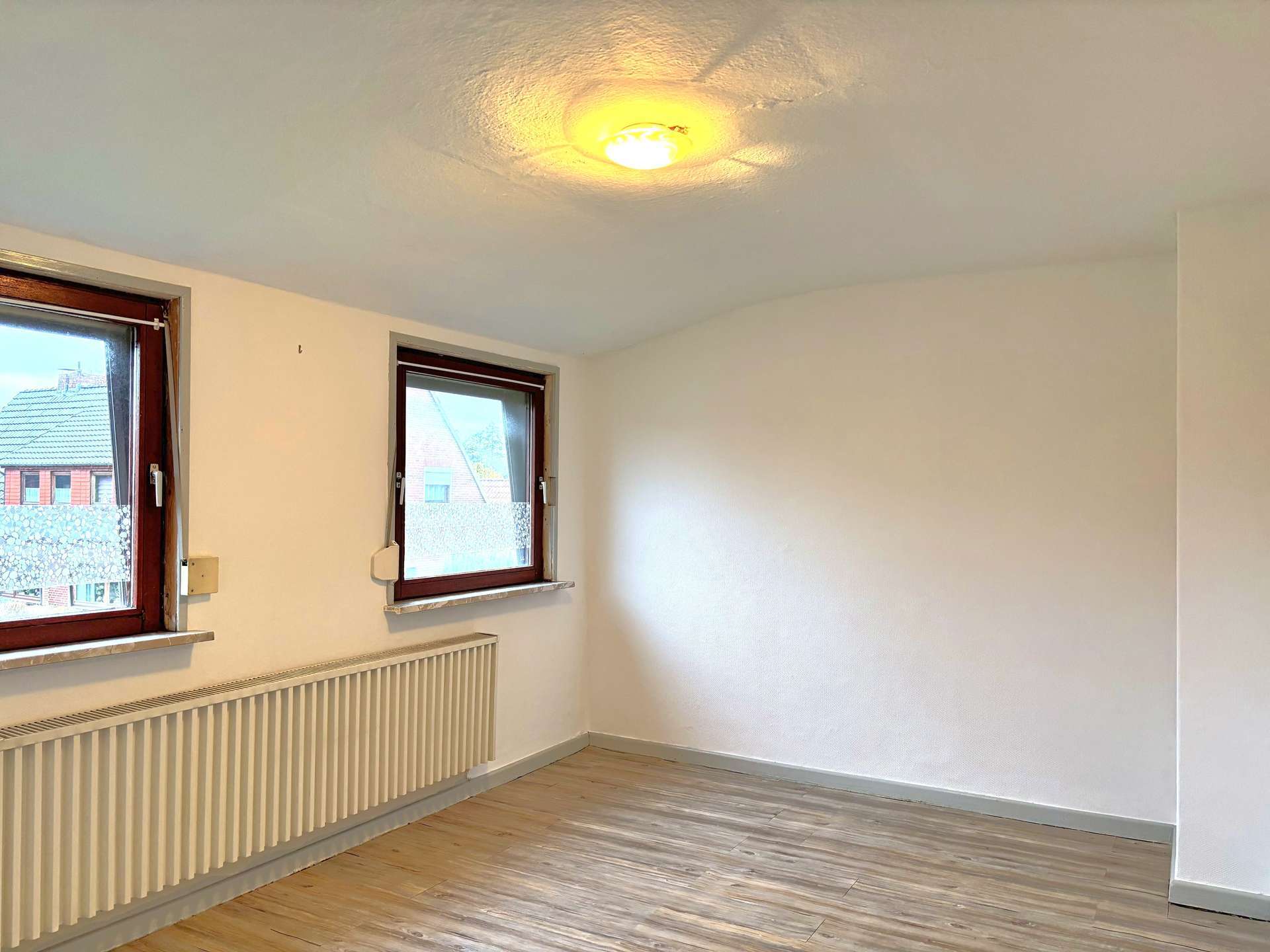 Immobilie in Schortens - Doppelhaushälfte in Roffhausen - Wohnen und Vermieten unter einem Dach - Bild 0