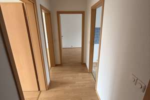 Wohnen in 1A-Lage . Renovierte 3 Zimmer-Wohnung. Balkon mit Blick auf die Schrote – Die vollständige Adresse der Immobilie erhältst du vom Anbieter., 39108 Stadtfeld Ost, Magdeburg – Vorschaubild 4