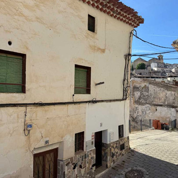 Günstiges Haus zum Renovieren mit Stromanschluss, viel Platz und einem unschlagbaren Preis.