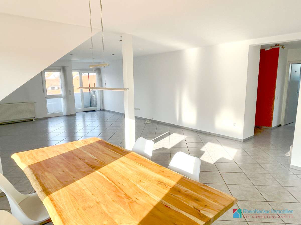 Immobilie in Neulußheim - Moderne und großzügige  Dachgeschosswohnung mit Balkon, beheiztem Hobbyraum, Stellplatz & Garage - Bild 0