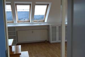 S-Süd am Rand der Weinberge, helle 1,5-Zi.-Whng., Weitblick, teilmöbliert, Balkon, EBK, TG